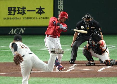 　１回、中前に先制適時打を放つ坂倉（撮影・金田祐二）