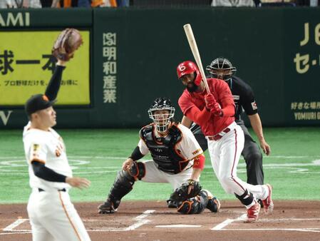 　１回、中前適時打を放つファビアン（撮影・金田祐二）