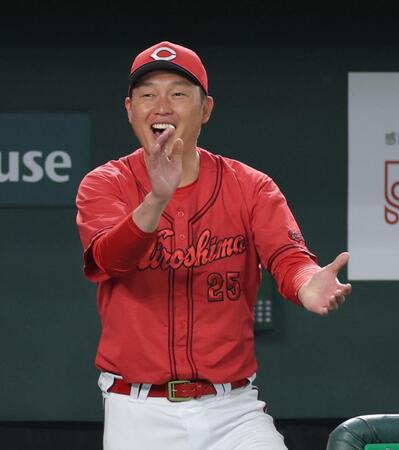 　１回、菊池の適時二塁打で生還した坂倉を拍手で迎える新井監督（撮影・西岡正）