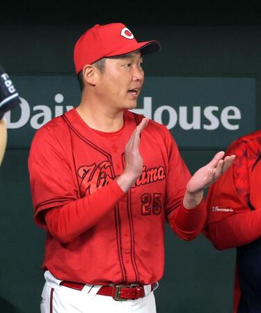 　４回、ナインを鼓舞する新井監督（撮影・西岡正）