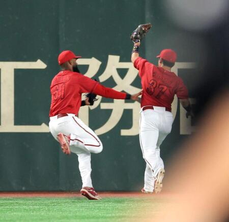 　４回、佐々木の打球を捕球後、ファビアン（左）と交錯する野間（撮影・西岡正）