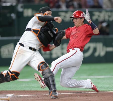 　９回、ファビアンの遊ゴロ併殺で本塁アウトになる野間（撮影・西岡正）