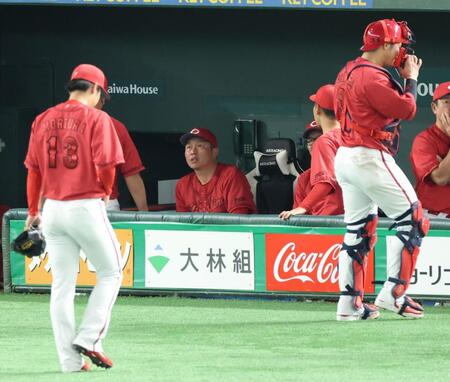 　６回、同点に追いつかれ厳しい表情の新井監督（撮影・金田祐二）