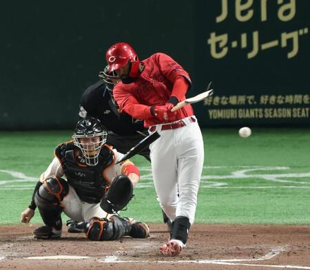 　９回、バットを折られるファビアン（撮影・金田祐二）