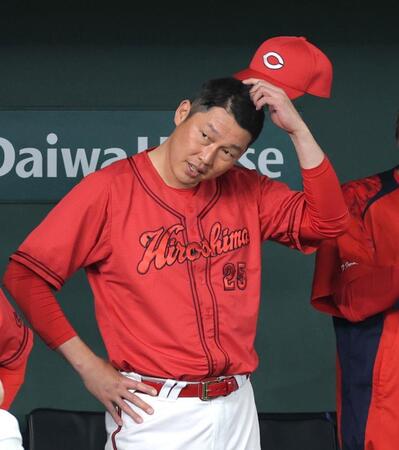 　１０回、矢野が見逃し三振に倒れ、頭をかく新井監督（撮影・西岡正）