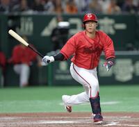 　７回、空振り三振に倒れる坂倉（撮影・西岡正）