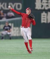 　５回、若林の打球に追いつき、一塁へ送球する矢野（撮影・西岡正）