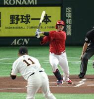 　１回、中前に先制適時打を放つ坂倉（撮影・金田祐二）