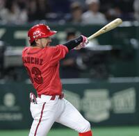 　１回、左越えに適時二塁打を放つ菊池（撮影・西岡正）