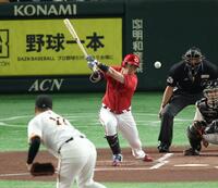 　１回、中前打を放つ野間（撮影・金田祐二）