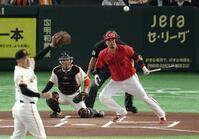 　１回、中前打を放つ末包（撮影・金田祐二）