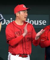 　４回、ナインを鼓舞する新井監督（撮影・西岡正）