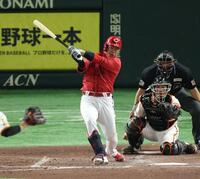 　４回、右前打を放つ坂倉（撮影・金田祐二）