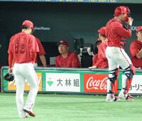 　６回、同点に追いつかれ厳しい表情の新井監督（撮影・金田祐二）