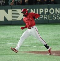 　９回、遊ゴロ併殺打に倒れるファビアン（撮影・金田祐二）