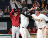 　１２回、吉川にサヨナラ三塁打を浴びた岡本（撮影・西岡正）