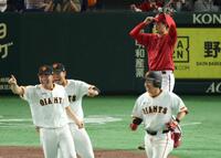 　１２回、サヨナラ負けの岡本（撮影・金田祐二）