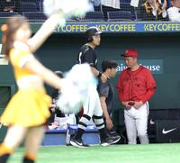 　サヨナラ負けでの６連敗に肩を落として引き揚げる新井監督（撮影・西岡正）