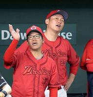 　１０回、矢野が見逃し三振に倒れ、声を出す新井監督（撮影・西岡正）