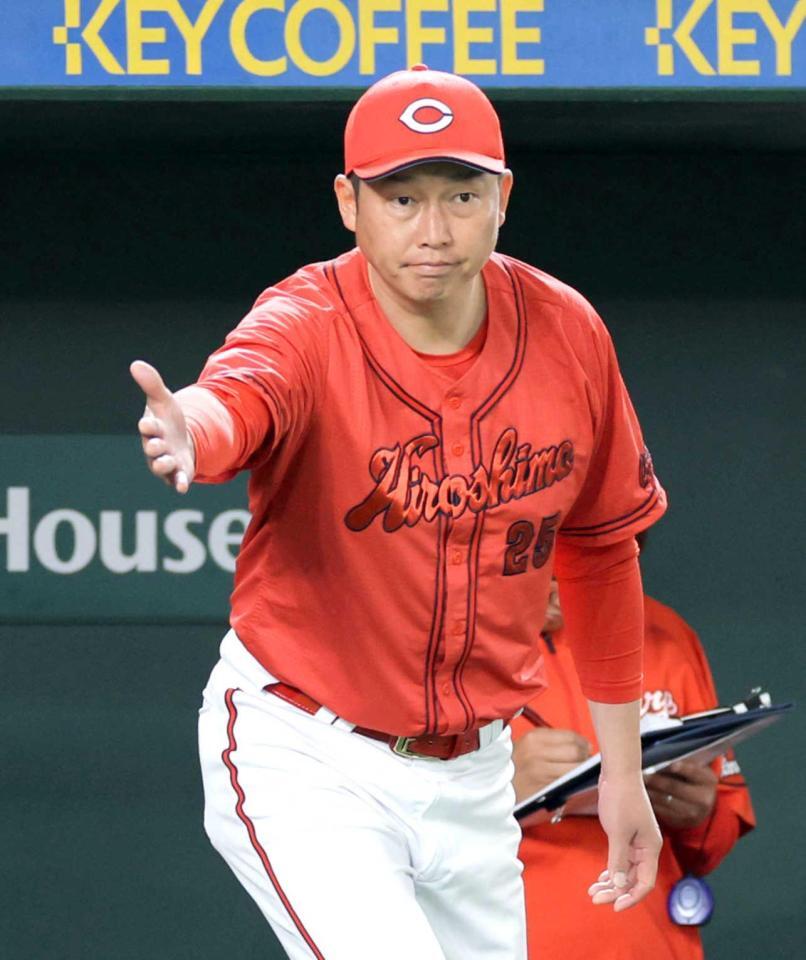 　７回、代打を告げる新井監督（撮影・西岡正）
