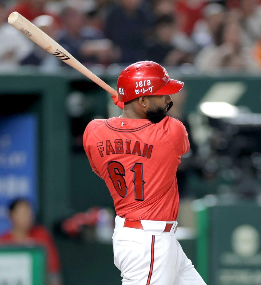 　７回、中前打を放つファビアン