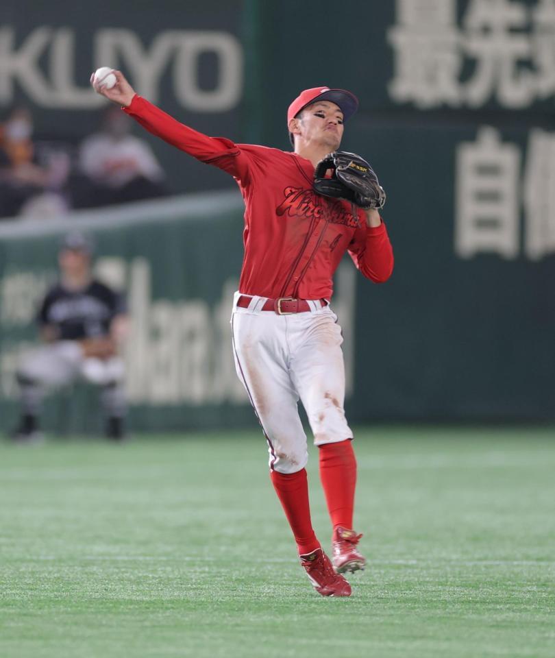 　５回、若林の打球に追いつき、一塁へ送球する矢野（撮影・西岡正）