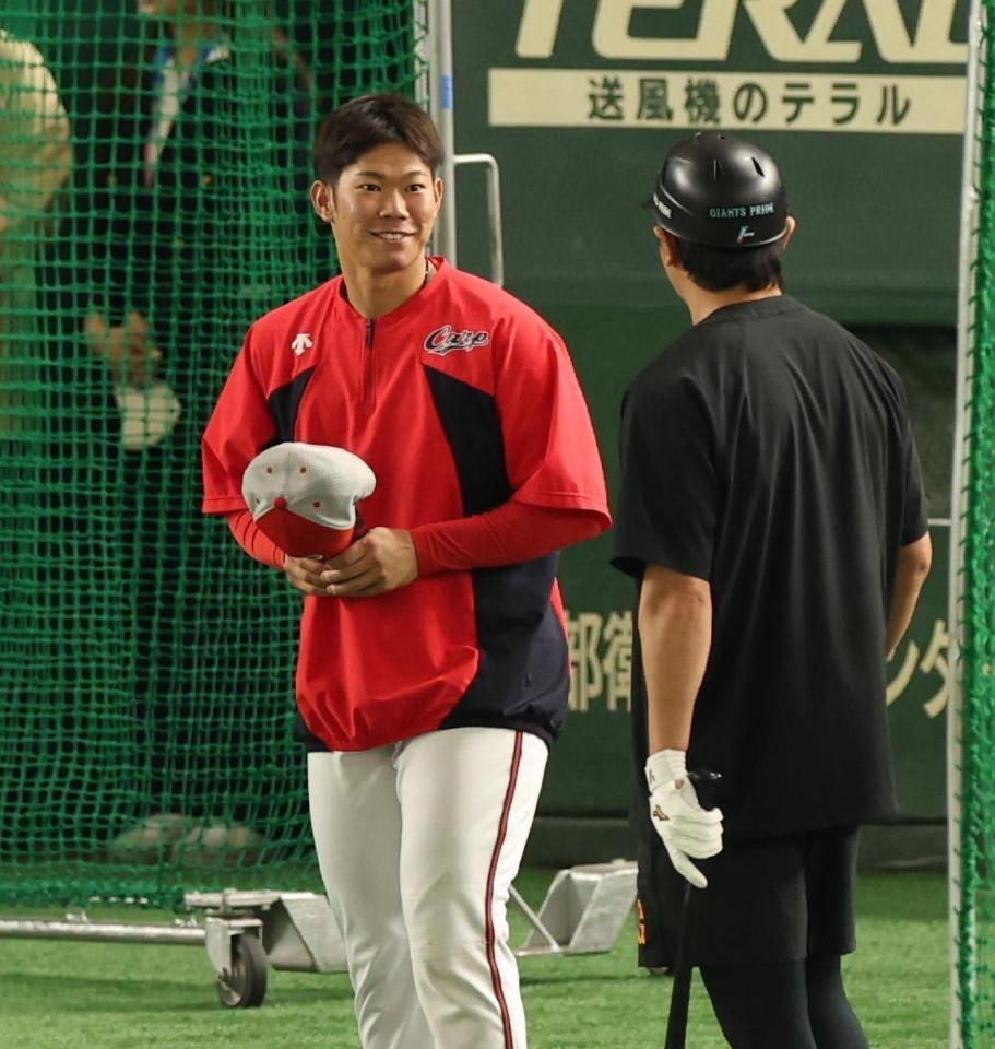 　長野と笑顔の坂倉（撮影・金田祐二）