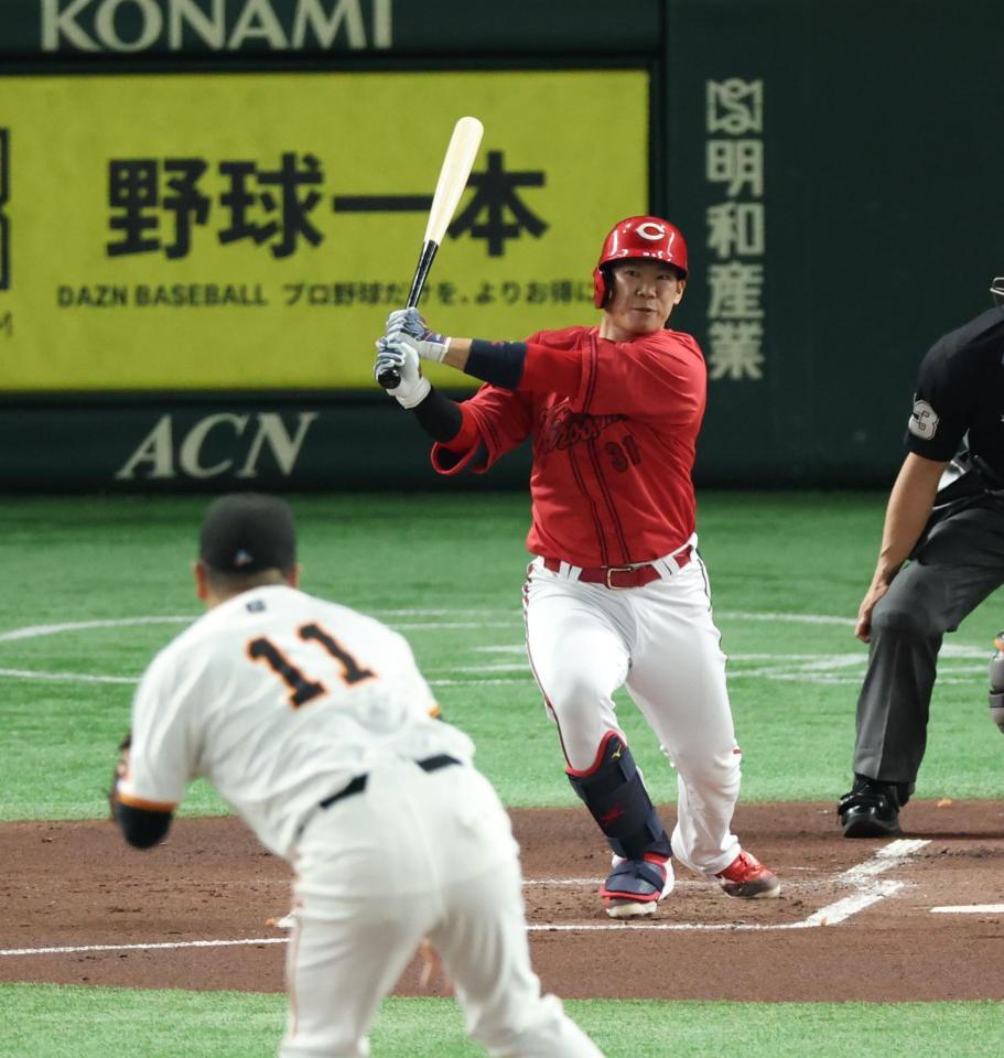 　１回、中前に先制適時打を放つ坂倉（撮影・金田祐二）