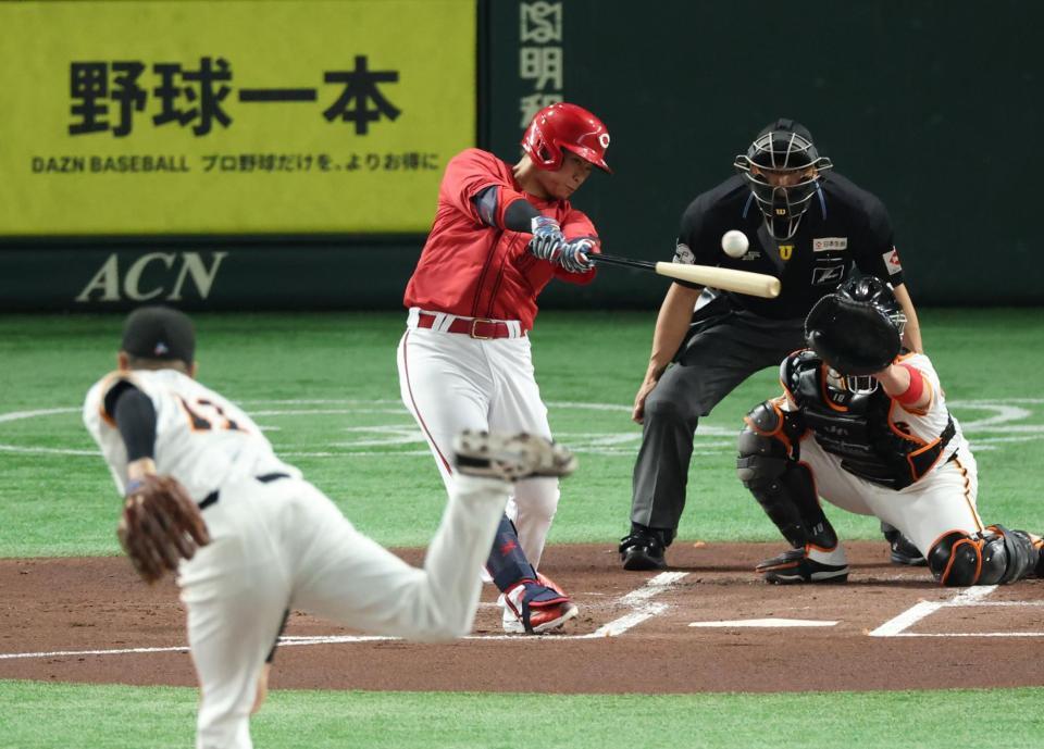 　１回、中前に先制適時打を放つ坂倉（撮影・金田祐二）