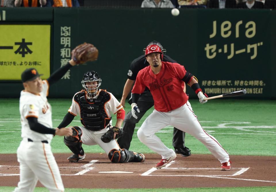 　１回、中前打を放つ末包（撮影・金田祐二）