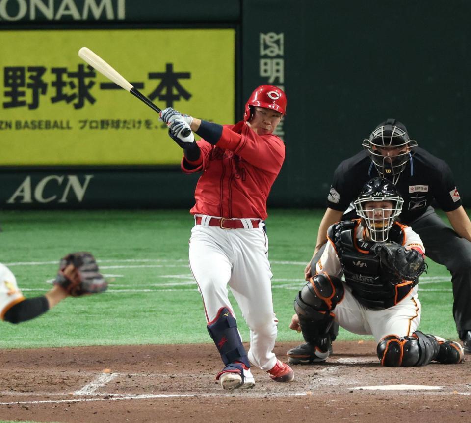 　４回、右前打を放つ坂倉（撮影・金田祐二）