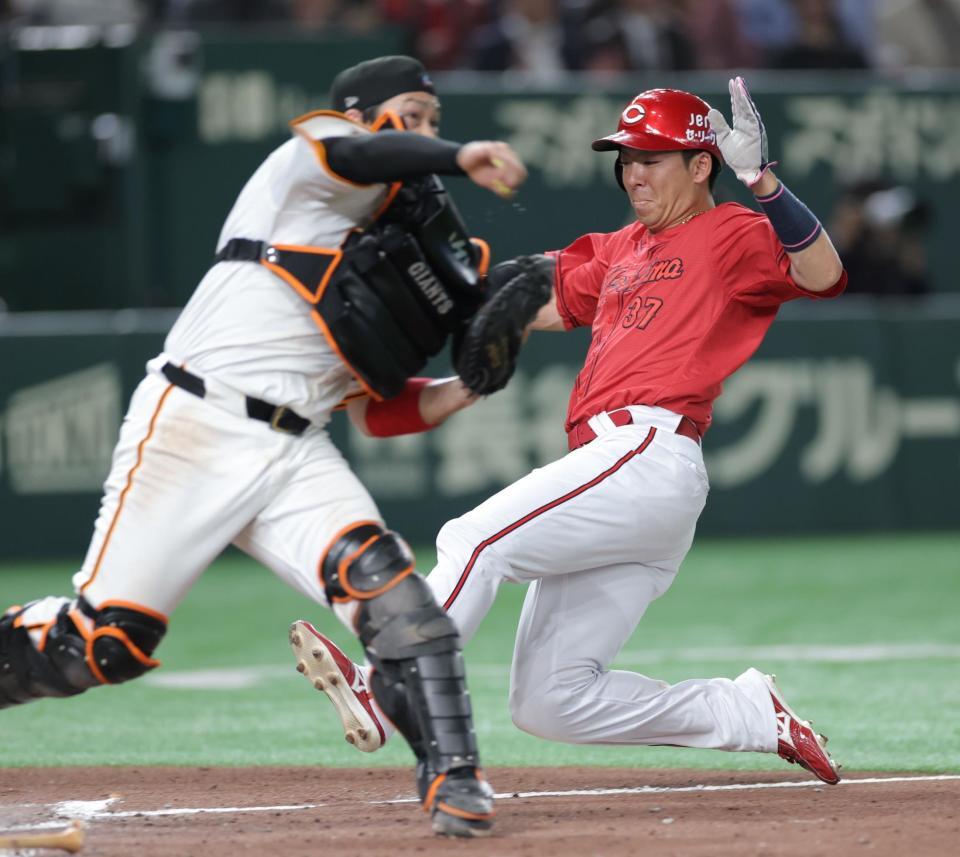 　９回、ファビアンの遊ゴロ併殺で本塁アウトになる野間（撮影・西岡正）