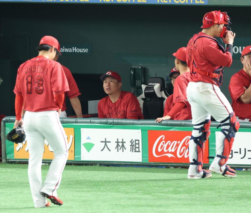 　６回、同点に追いつかれ厳しい表情の新井監督（撮影・金田祐二）