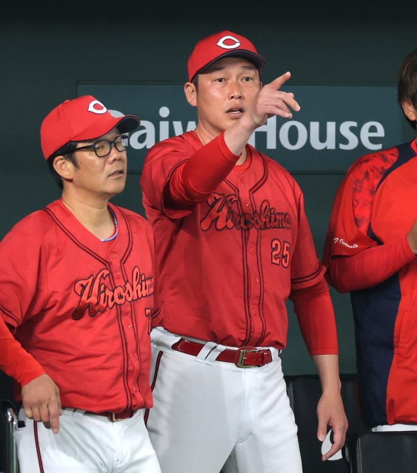 　９回、併殺に厳しい表情を浮かべる新井監督（撮影・西岡正）