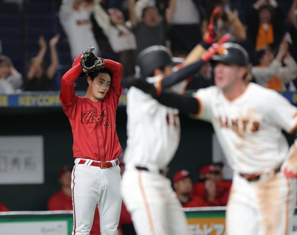 　１２回、吉川にサヨナラ三塁打を浴びた岡本（撮影・西岡正）