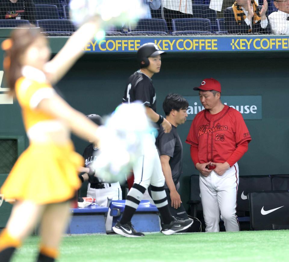 　サヨナラ負けでの６連敗に肩を落として引き揚げる新井監督（撮影・西岡正）