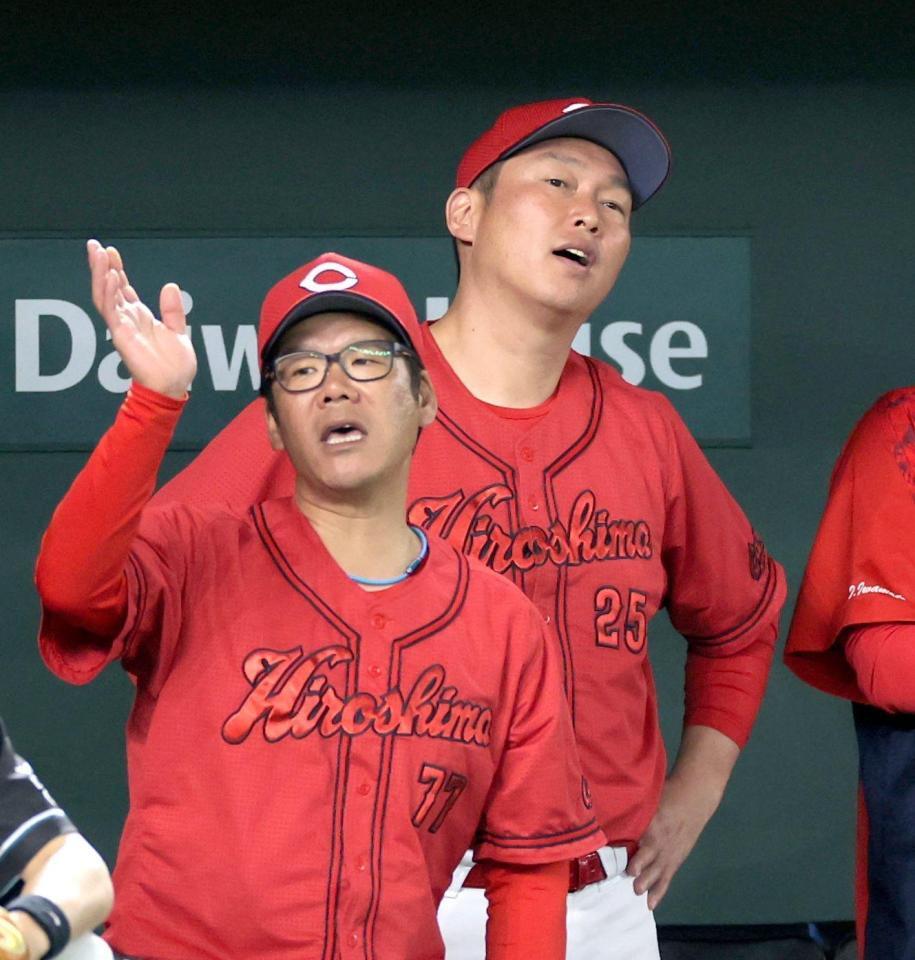 　１０回、矢野が見逃し三振に倒れ、声を出す新井監督（撮影・西岡正）