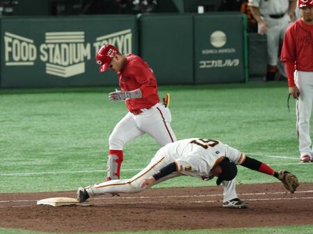 　１２回、２死二塁で遊ゴロに倒れる小園（撮影・金田祐二）