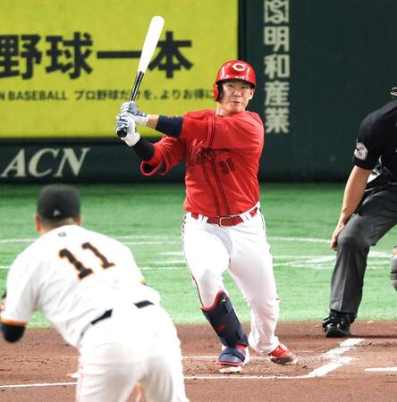 　１回、中前に先制適時打を放つ坂倉（撮影・金田祐二）