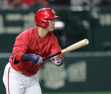 　４回、右前打を放つ坂倉（撮影・西岡正）