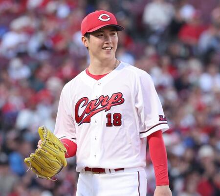 　１回、矢野の好守に笑みを浮かべる森下（撮影・市尻達拡）