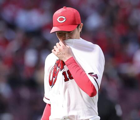 　３回、３失点し、ベンチに戻る森下（撮影・市尻達拡）