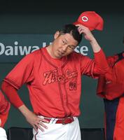 　１０回、矢野が見逃し三振に倒れ、頭をかく新井監督（撮影・西岡正）