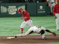 　１２回、２死二塁で遊ゴロに倒れる小園（撮影・金田祐二）