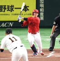 　１回、中前に先制適時打を放つ坂倉（撮影・金田祐二）