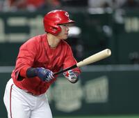 　４回、右前打を放つ坂倉（撮影・西岡正）