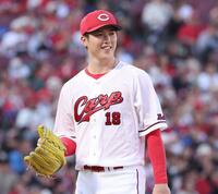 　１回、矢野の好守に笑みを浮かべる森下（撮影・市尻達拡）