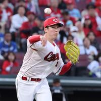 　２回、カリステの打球を素手で処理し、投ゴロとする森下（撮影・市尻達拡）