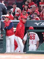 　６回裏を終え、投手交代を告げる新井監督（撮影・市尻達拡）