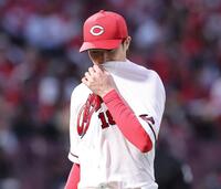 　３回、３失点し、ベンチに戻る森下（撮影・市尻達拡）